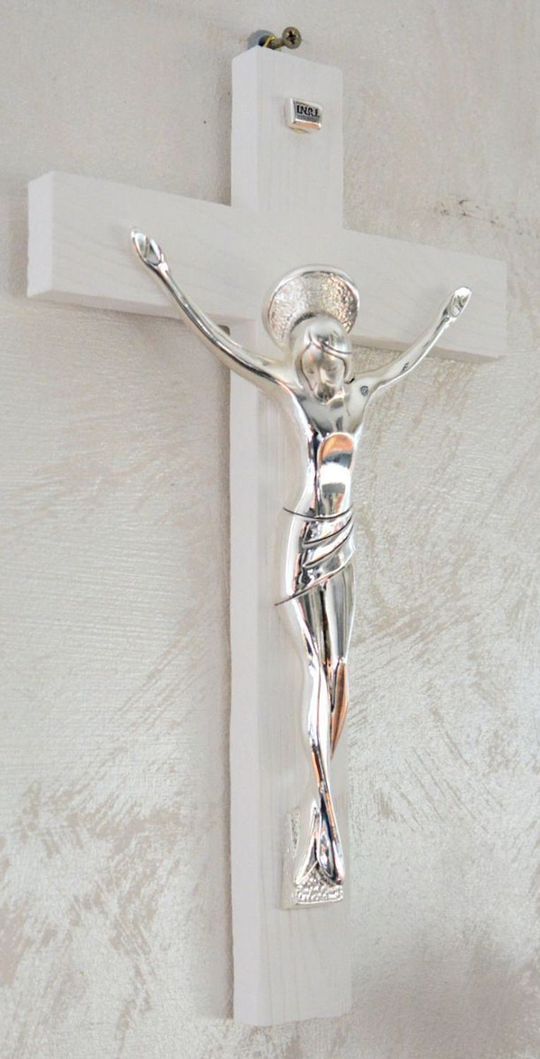 Krzyż na ścianę biały – posrebrzana pasyjka PVD (Miro-Silver), drewno VR 182932ARG.jpg